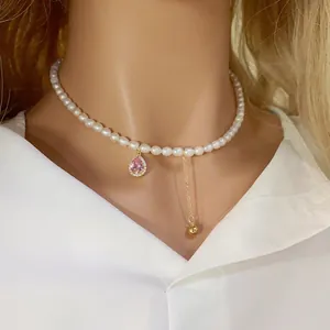 Gros plan élégant d'un collier de perles avec pendentif en zircon rose sur un mannequin