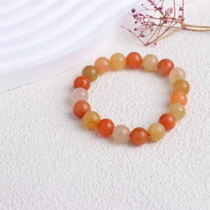 Detailansicht der Textur eines bunten Perlenarmbands aus Xinjiang Goldseidenjade