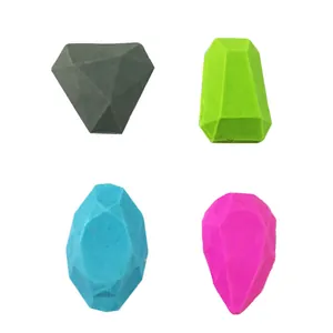 Dettaglio di gemme sfaccettate in resina colorata per la creazione di orecchini fai da te