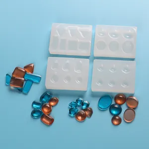 Moules en silicone pour bijoux en résine avec des pendentifs bleus et ambre finis