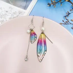 Asymmetrische Zikadenflügel-Ohrringe mit Perlen und irisierendem Farbverlauf-Design.
