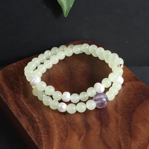 Detailweergave van een Tianshan-jade dubbele armband met kunziet en zoetwaterparels