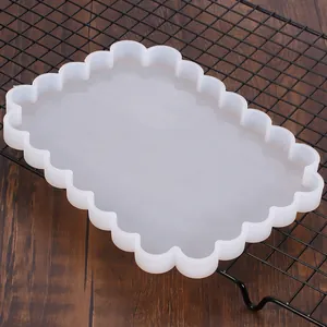 Vista detallada de un molde de silicona rectangular con borde ondulado para resina DIY