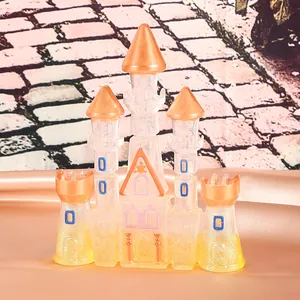 Detailansicht eines handgefertigten 3D-Harzschlosses mit einem goldenen Glitzereffekt