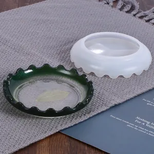 Vista dettagliata di uno stampo in silicone rotondo ondulato e piatto in resina fai-da-te