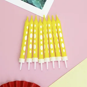 Detail van gele gestipte potlood verjaardagskaarsen met witte houders set van 8 st