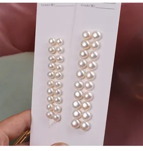Détail macro de perles d'eau douce naturelles à haute brillance sur cartes blanches