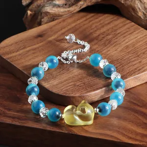 Nahaufnahme eines Armbands im neuen chinesischen Stil mit blauen Perlen und gelber Katze