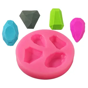 Vista dettagliata di uno stampo in silicone rosa con quattro forme di gemme per gioielli