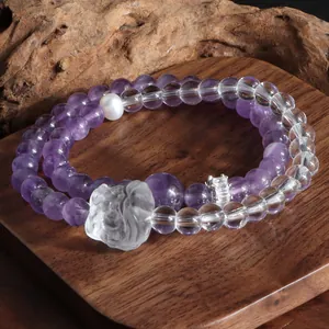 Détail du bracelet double rang en améthyste et quartz avec breloque lion sculptée