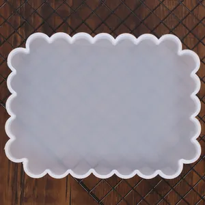 Detalle de molde de silicona rectangular con borde ondulado para posavasos de resina