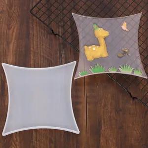 Primer plano de moldes de silicona en forma de ola para arte con resina DIY.