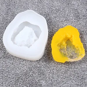Detail der Silikonform mit fertigem gelben Kristallcluster aus Harzguss