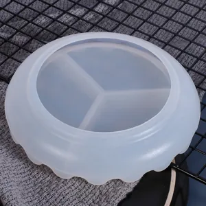 Dettaglio di uno stampo in silicone a bordo ondulato con tre scomparti per artigianato in resina