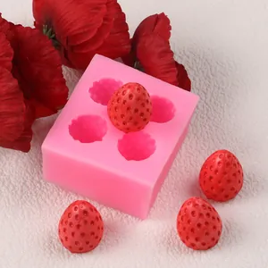 Vue détaillée du moule à fraises en silicone rose avec des fruits réalistes en fondant