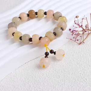 Detailansicht eines Armbands aus geschnitzten kürbisförmigen Goldseiden-Jadeperlen.