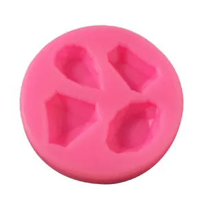 Vista dettagliata dello stampo in silicone rosa con piccole forme di diamanti e gemme sfaccettate.