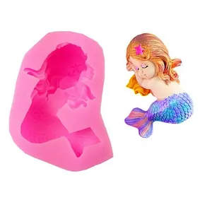 Detailansicht einer rosa Meerjungfrau-Silikonform neben einer bunten Fertigfigur
