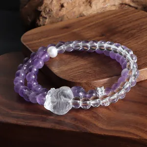 Vue détaillée d'un bracelet double rang en améthyste et quartz avec breloque tête de lion