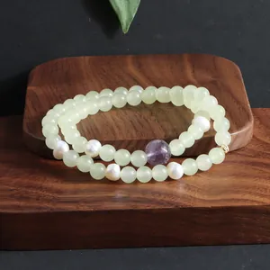 Detail van de Tianshan jade en parel dubbele armband met een amethist accent
