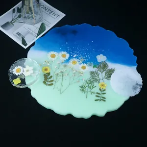Vista dettagliata di vassoi in resina fatti a mano con fiori essiccati e sfumatura di colore