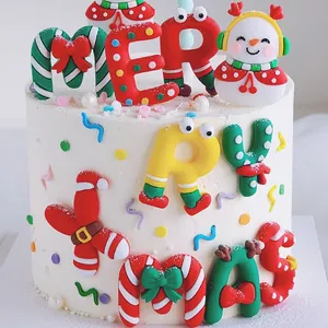 Décoration de gâteau de Noël festive avec bonhomme de neige et lettres Merry Christmas.