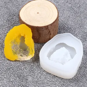 Detailansicht der Geoden-Silikonform mit einem gelben Kristallharz-Gussmusterstück
