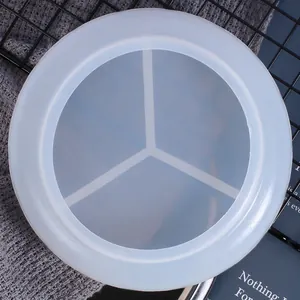 Vista dettagliata dello stampo in silicone rotondo a 3 scomparti per creazioni in resina