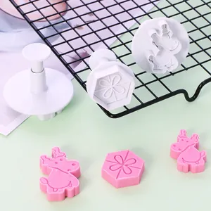 Gedetailleerd overzicht van 3 veerbelaste koekjesvormen met eenhoorn en cadeaubox
