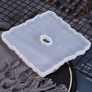 Dettaglio dello stampo in silicone quadrato a onde per sottobicchieri in resina fai da te.