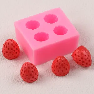 Vue détaillée du moule en silicone mini fraise à 4 cavités avec des formes de fruits rouges