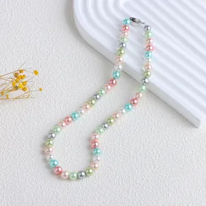 Gros plan d'un collier de perles colorées avec un fermoir métallique