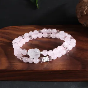 Détail d'un bracelet double rang en quartz rose avec des accents de cristal clair