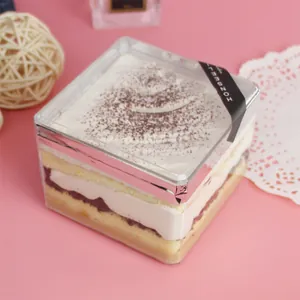 Vista detallada de un recipiente cuadrado de plástico transparente para pasteles