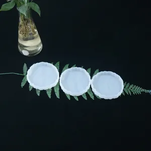 Macro di tre stampi in silicone rotondi a festoni per sottobicchieri in resina DIY