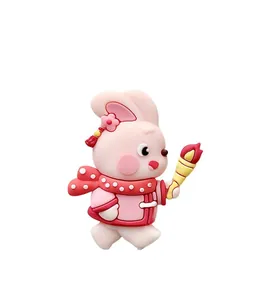 Detailansicht einer rosa Hasen-Kuchenfigur mit Fackel für die Neujahrsdekoration