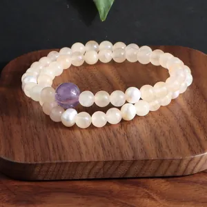 Gedetailleerde weergave van een elegante dubbele rij kunziet en zoetwaterparel armband