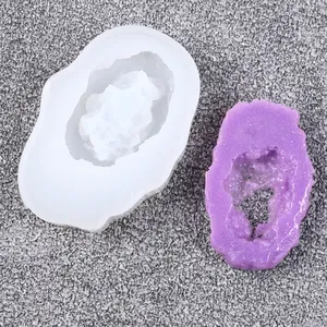 Detailansicht einer Silikonform für DIY-Kristallcluster und lila Kunstharz-Stück