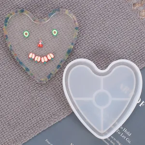Detalle del molde de silicona en forma de corazón y un ejemplo creativo de posavasos de resina DIY