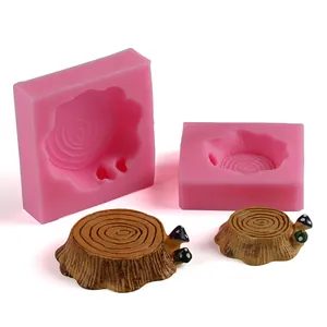 Primer plano de moldes de silicona de tocón de árbol con modelos de resina acabados