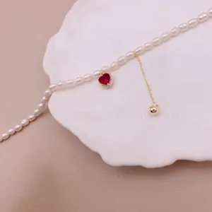 Élégant collier de perles d'eau douce avec pendentif cœur en zircon rouge et gland