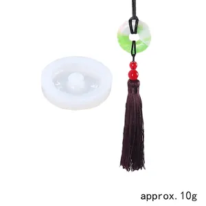 Λεπτομερής προβολή καλουπιού σιλικόνης 4,2cm για στρογγυλό μενταγιόν με δείγμα ρητίνης.