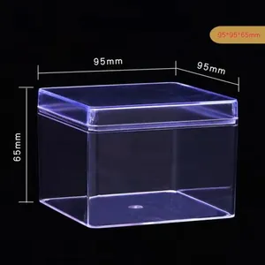 Caja de panadería cuadrada de plástico transparente con medidas de 95x95x65mm mostradas.