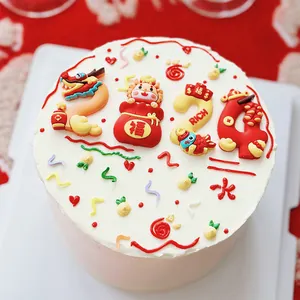 Décoration de gâteau festive année du dragon 2024 avec sac de fortune rouge et dragon.