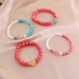 Nahaufnahme von eleganten Naturkristall-Armbändern mit Kürbisperlen und feinen Achat-Details