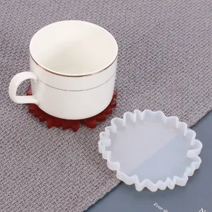 Primer plano del molde de silicona para posavasos ondulados con un producto final de resina
