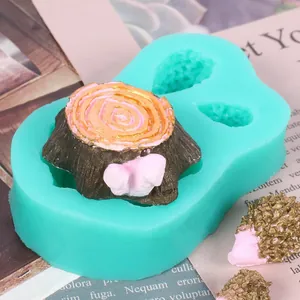 Detalle del molde de silicona turquesa con decoraciones para tartas de tronco y erizo.