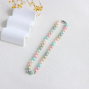 Vue détaillée d'un collier de perles fantaisie aux couleurs acidulées et pastel