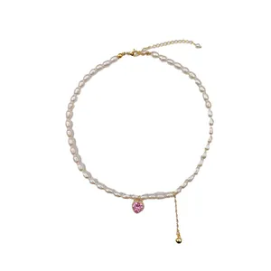 Collier de perles d'eau douce avec pendentif cœur en zircon rose et détail gland