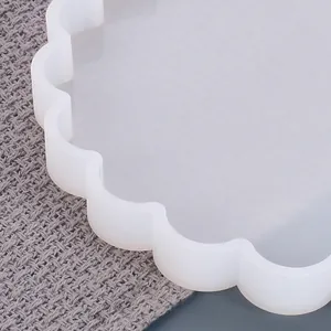 Primer plano del molde de silicona con borde ondulado para posavasos de resina DIY.